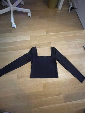 Aritzia Black Long-Sleeve Square Neck Crop Top